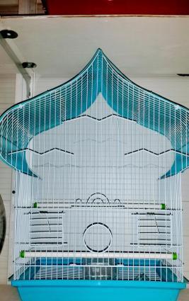 Iri qefes satilir. Su qabi , yem qabi, papuqay durmasi ucun cubuq v