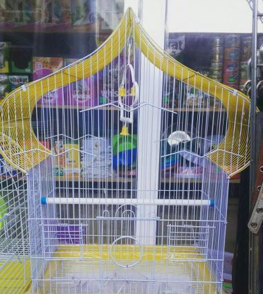 Iri qefes satilir. Su qabi , yem qabi,   papuqay  durmasi ucun cubuq v