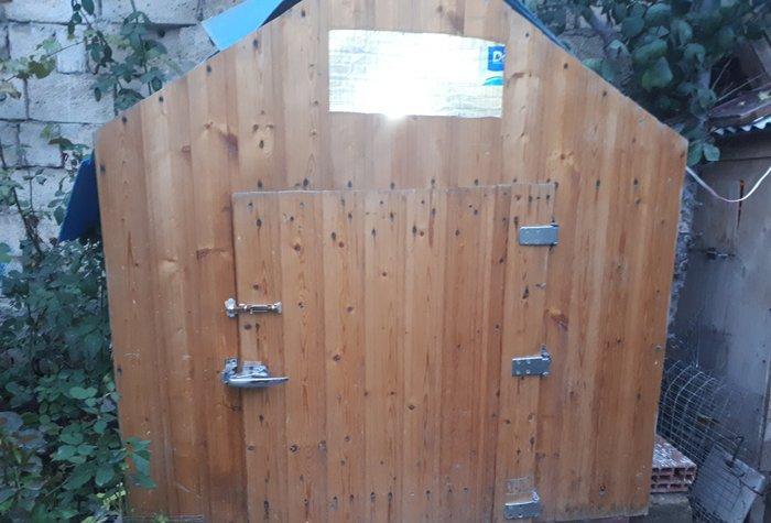 Quşxana satılır. 120 eni 120 uzunu. 1 metr hündürlük. 32 xanəsi var.