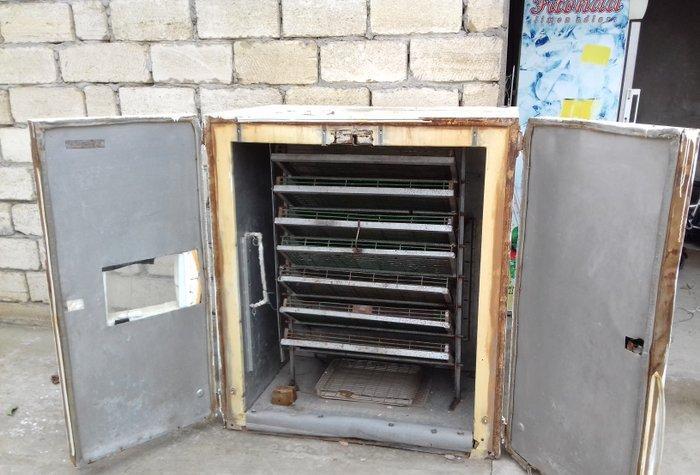 Inqubator. 1100 yumurta tutur. 80-85% cixis. Islek veziyytde. tecili