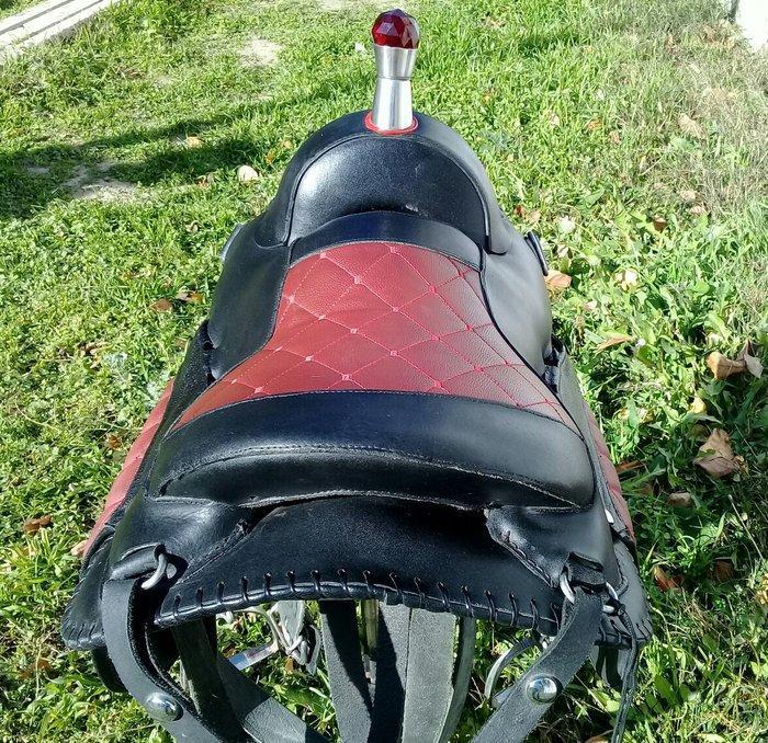 El iwidir temiz deriden ve paslanmayan metaldan hazirlanib Nerj ve gum