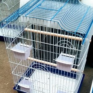 Teze iri qefes satilir. 2 su qabi,2 yem qabi+cubuqlari ustunde verilir