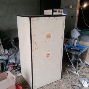 inkubator. tam avtomatik is rejimine malik olan inkubatotlarin yigilma