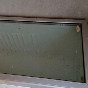 İnqubatordan təzə çıxan cücələri saxlamaq üçün aparat. Temperaturu ist