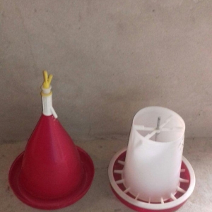 Broller  toya cuce yem &#039;ve su qablari ( kicik &#039;ve balaca ) satilir qiy