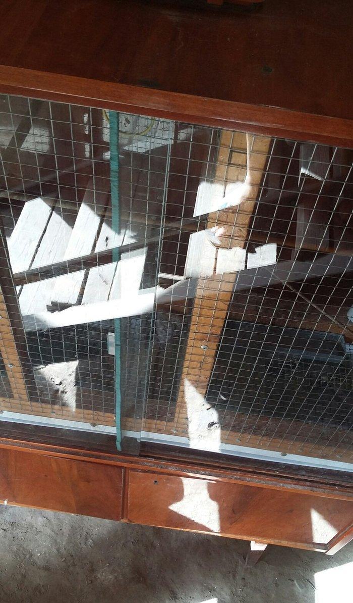 papuqaylar üçün iri qəfəsdi iki yuvası yay qapısı qış qapısı quşlara a