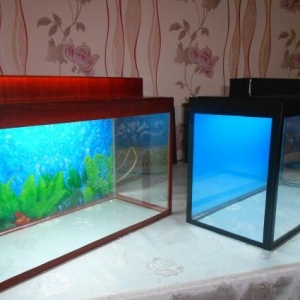 Wekildeki akvariumlar eyni qiymetedi  mebel rengde ve qara